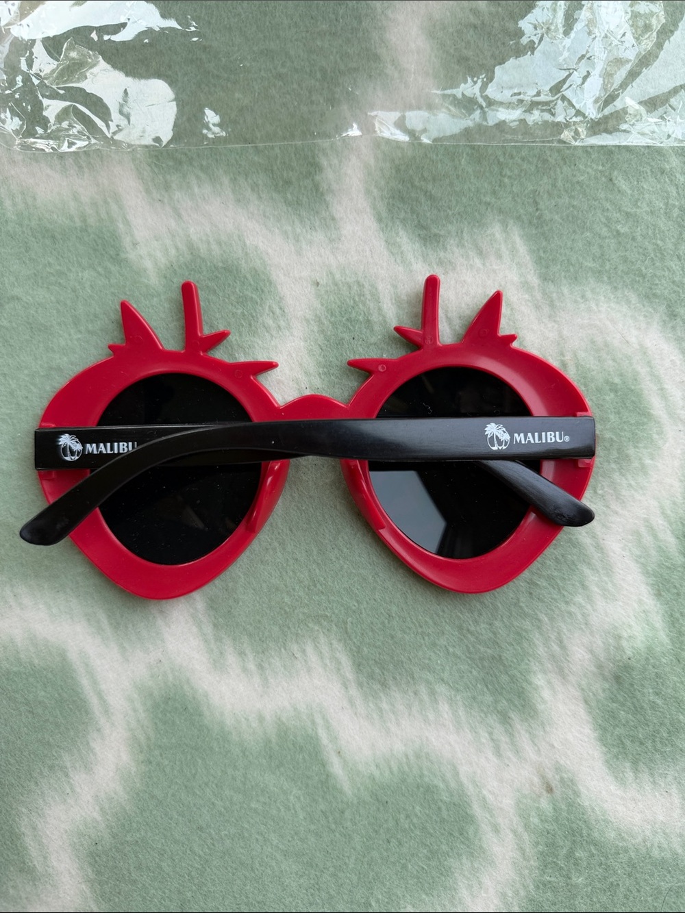 Novelty Strawberry Sunglasses - Red with Green Leaves - Picture 4 of 7